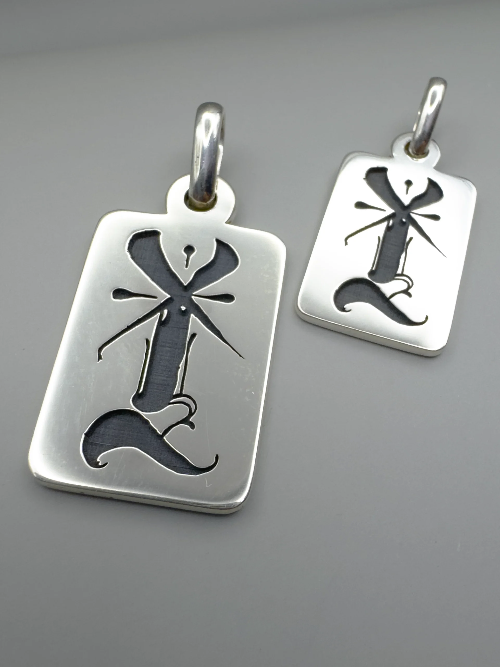 Pingente Logo IRREVERENT em Prata 950 - Baixo Relevo